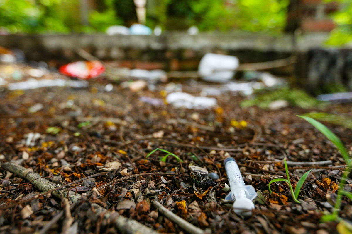 Một số căn bỏ hoang không được quây kín lối vào trở thành nơi hút chích của người nghiện ma túy. Kim tiêm, xi lanh vương vãi ngay lối ra vào.