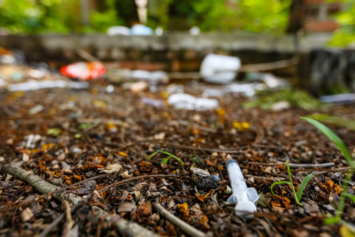 Một số căn bỏ hoang không được quây kín lối vào trở thành nơi hút chích của người nghiện ma túy. Kim tiêm, xi lanh vương vãi ngay lối ra vào.