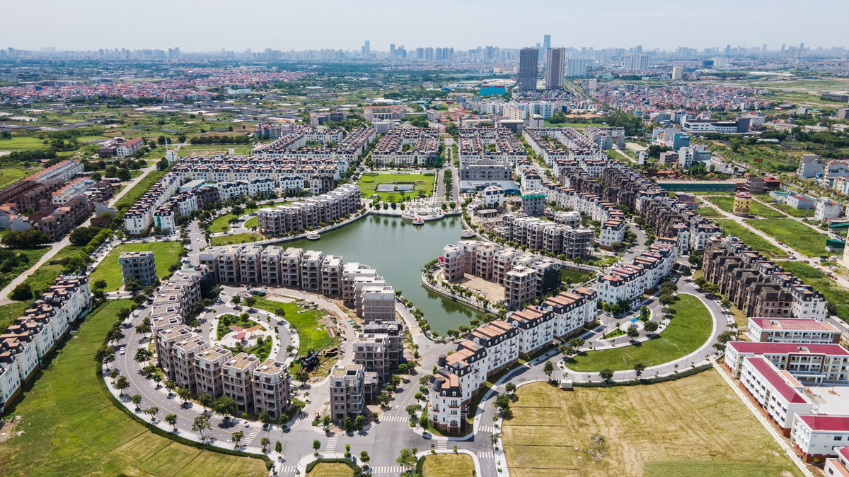 Hơn 600 căn biệt thự được thiết kế theo phong cách tân cổ điển nằm trong khu đô thị Lideco (huyện Hoài Đức, Hà Nội) có quy mô 38,23 ha với tổng mức đầu tư 781 tỷ đồng sau 14 năm xây dựng vẫn vắng bóng người ở.