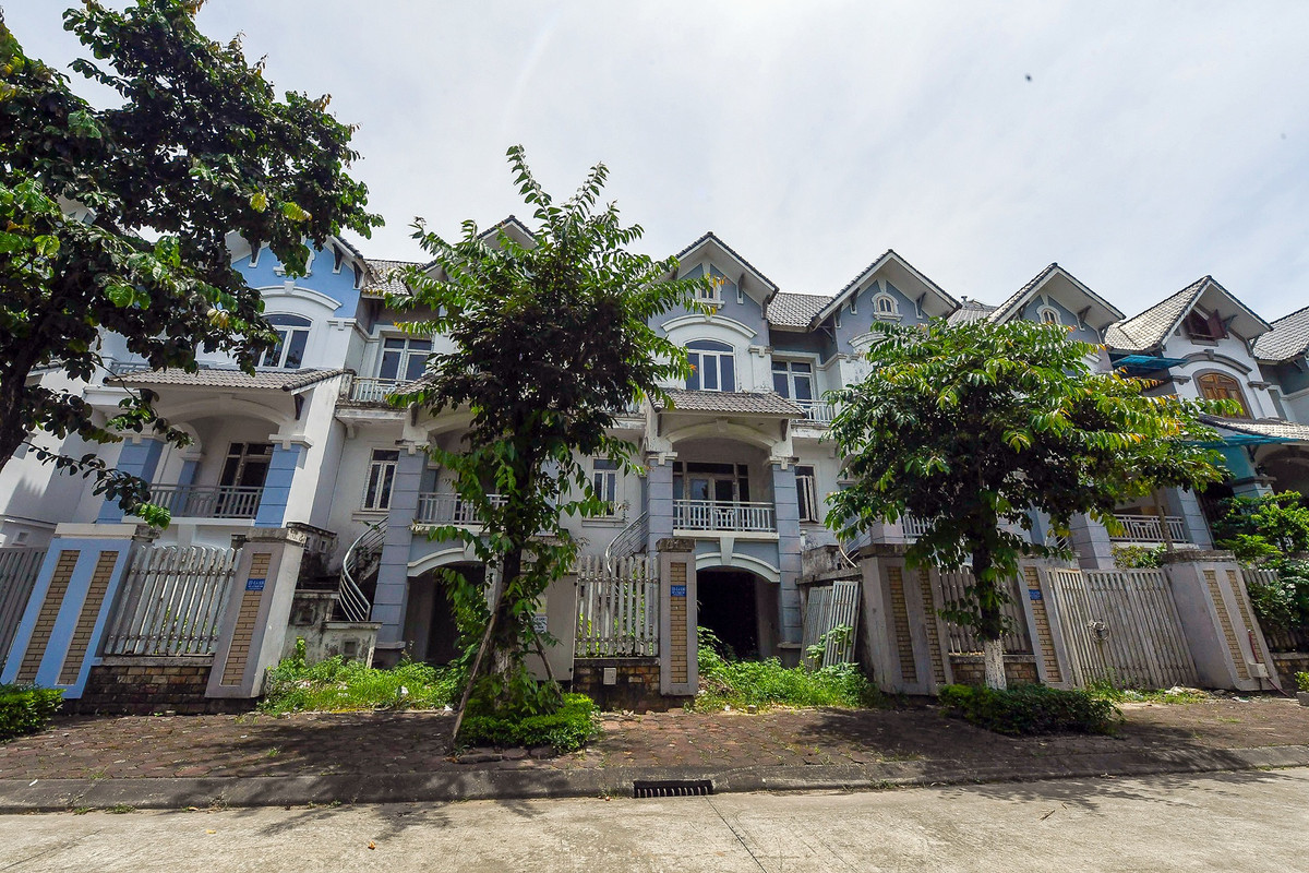 Hàng loạt căn nhà liền kề đã hoàn thiện nhưng không có người vào ở tại khu đô thị Geleximco (Lê Trọng Tấn, Hà Đông, Hà Nội).