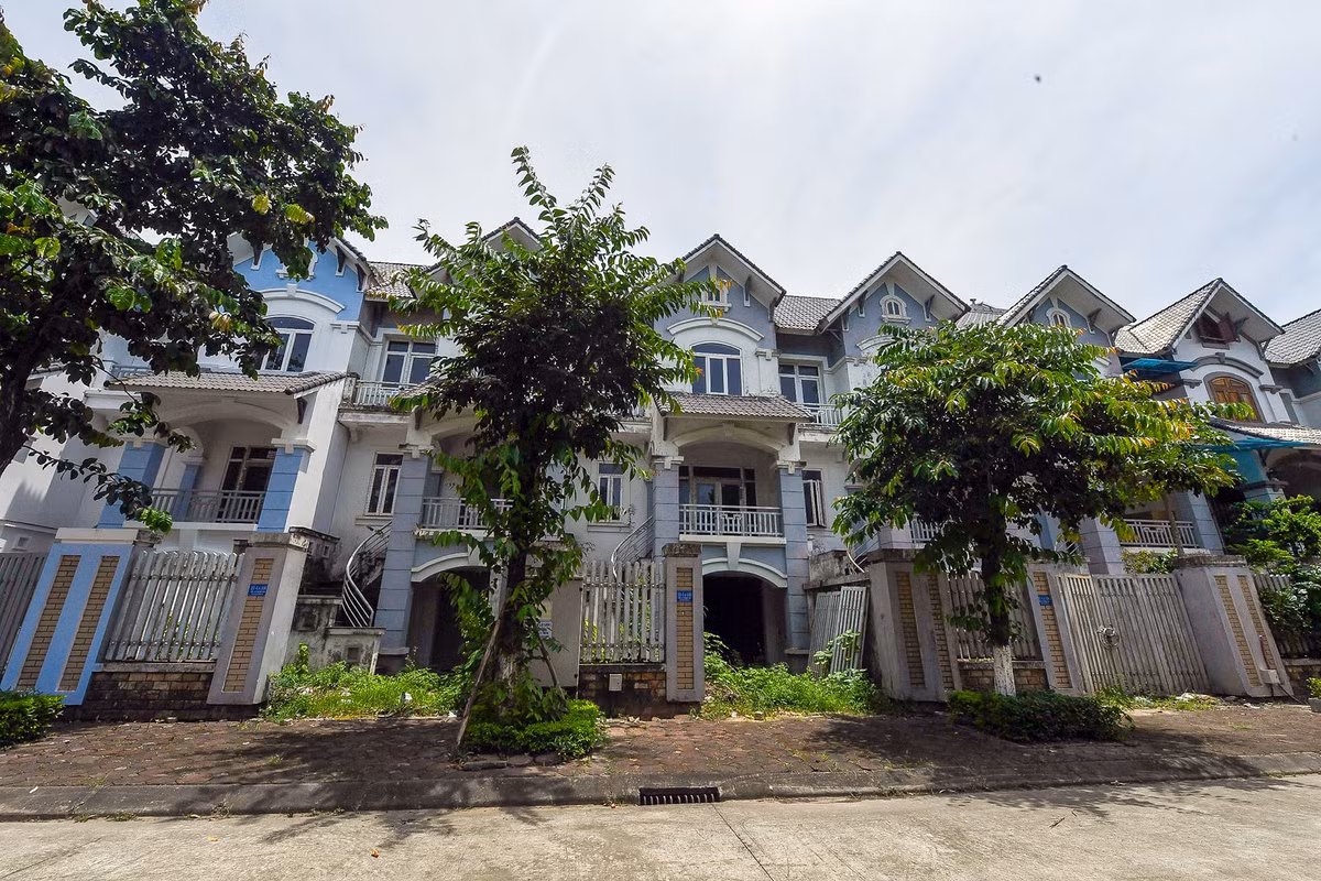 Hàng loạt căn nhà liền kề đã hoàn thiện nhưng không có người vào ở tại khu đô thị Geleximco (Lê Trọng Tấn, Hà Đông, Hà Nội).