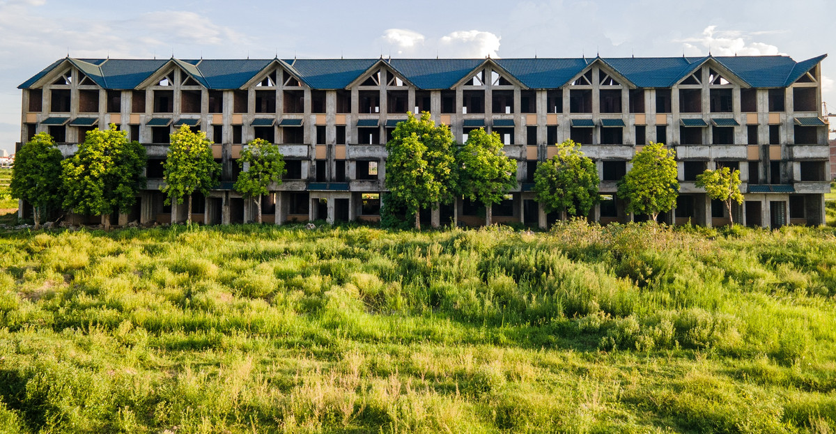 Khu đô thị Kim Chung - Di Trạch (huyện Hoài Đức, Hà Nội) được UBND tỉnh Hà Tây (cũ) phê duyệt năm 2007 và giao đất cho Tổng công ty Thương mại và Xây dựng (Bộ Giao thông Vận tải) làm chủ đầu tư với diện tích 138 ha từ năm 2008. Tuy nhiên dự án đang thi công thì bị tạm dừng vào năm 2010 và bỏ hoang nhiều năm qua.