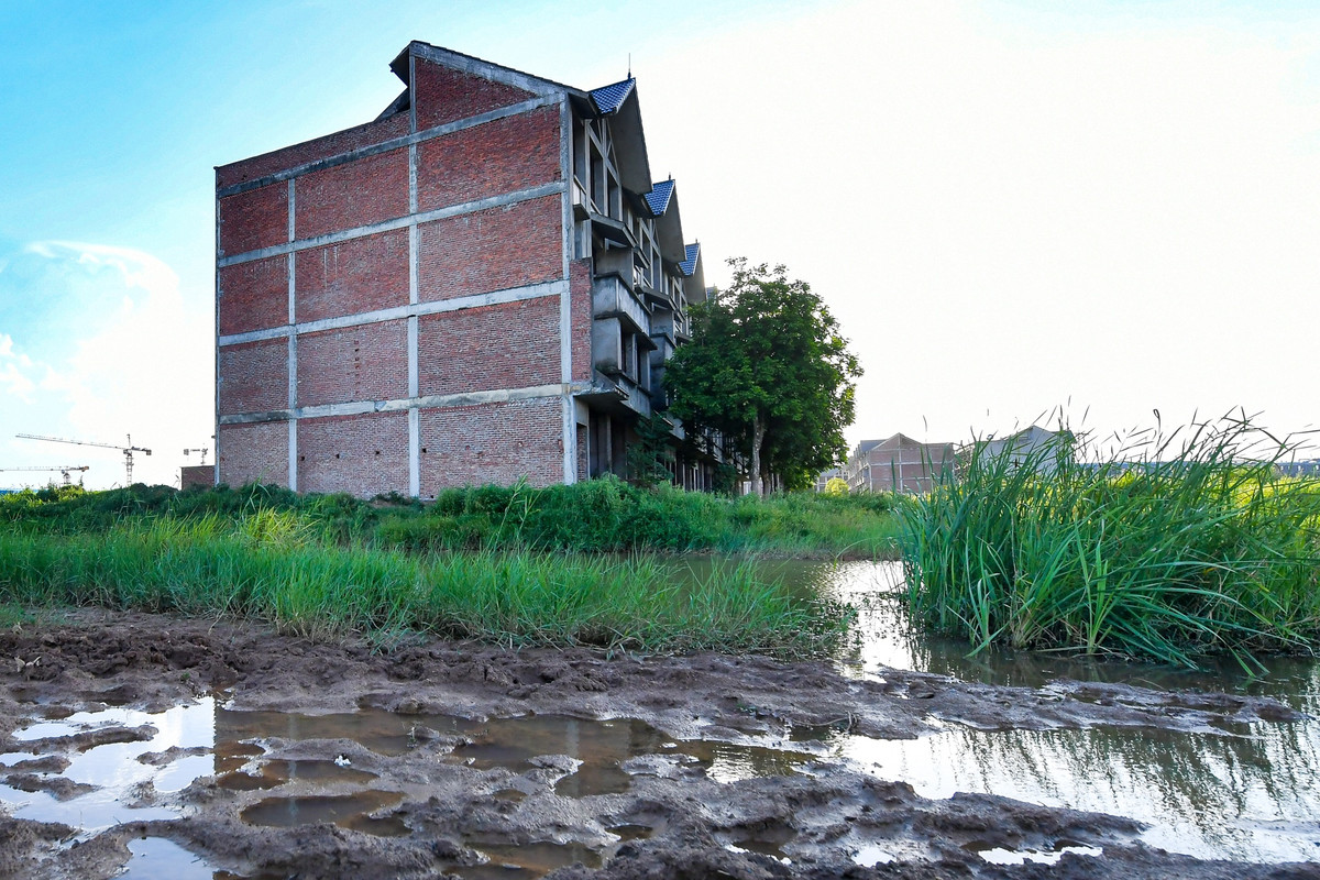 Đường dẫn vào khu nhà liền kề đầy sình lầy, tù đọng nước mỗi khi có mưa lớn. 