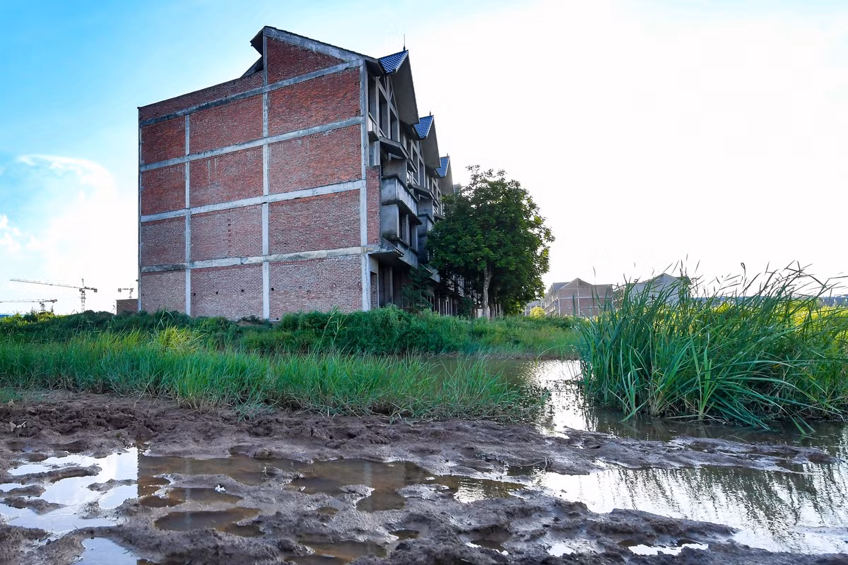 Đường dẫn vào khu nhà liền kề đầy sình lầy, tù đọng nước mỗi khi có mưa lớn. 