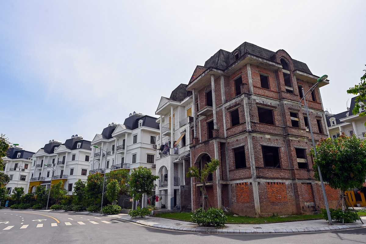 Dãy nhà liền kề nằm tại vị trí trung tâm khu đô thị Lideco nhưng vẫn bị bỏ hoang, chỉ thưa thớt người dân dọn đến ở.