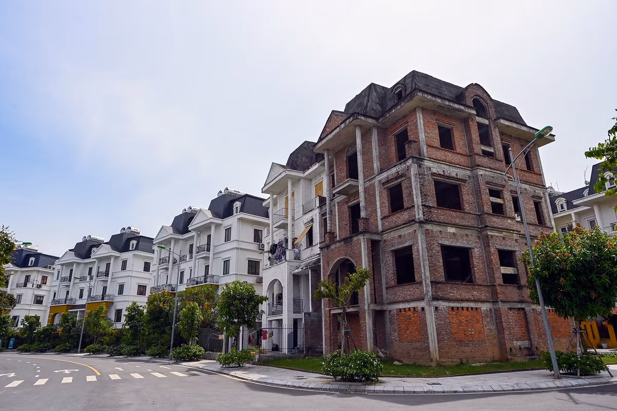 Dãy nhà liền kề nằm tại vị trí trung tâm khu đô thị Lideco nhưng vẫn bị bỏ hoang, chỉ thưa thớt người dân dọn đến ở.