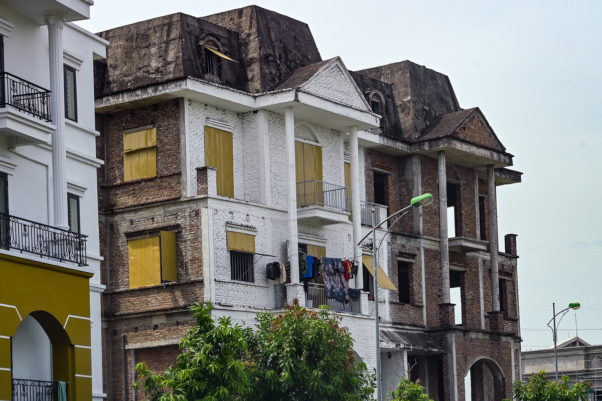 Một số căn nhà có giá trị hàng chục tỷ đồng nay được công nhân xây dựng trưng dụng làm nơi ở tạm thời.