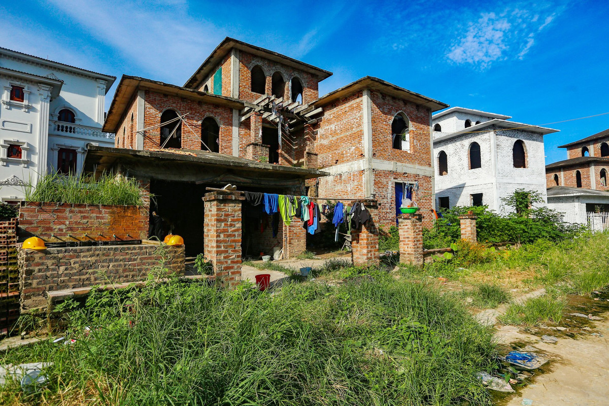 Công nhân xây dựng sử dụng làm nơi ở tạm. Họ phơi quần áo, bát đũa ngay cửa ra vào.