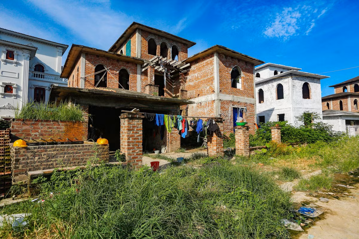 Công nhân xây dựng sử dụng làm nơi ở tạm. Họ phơi quần áo, bát đũa ngay cửa ra vào.