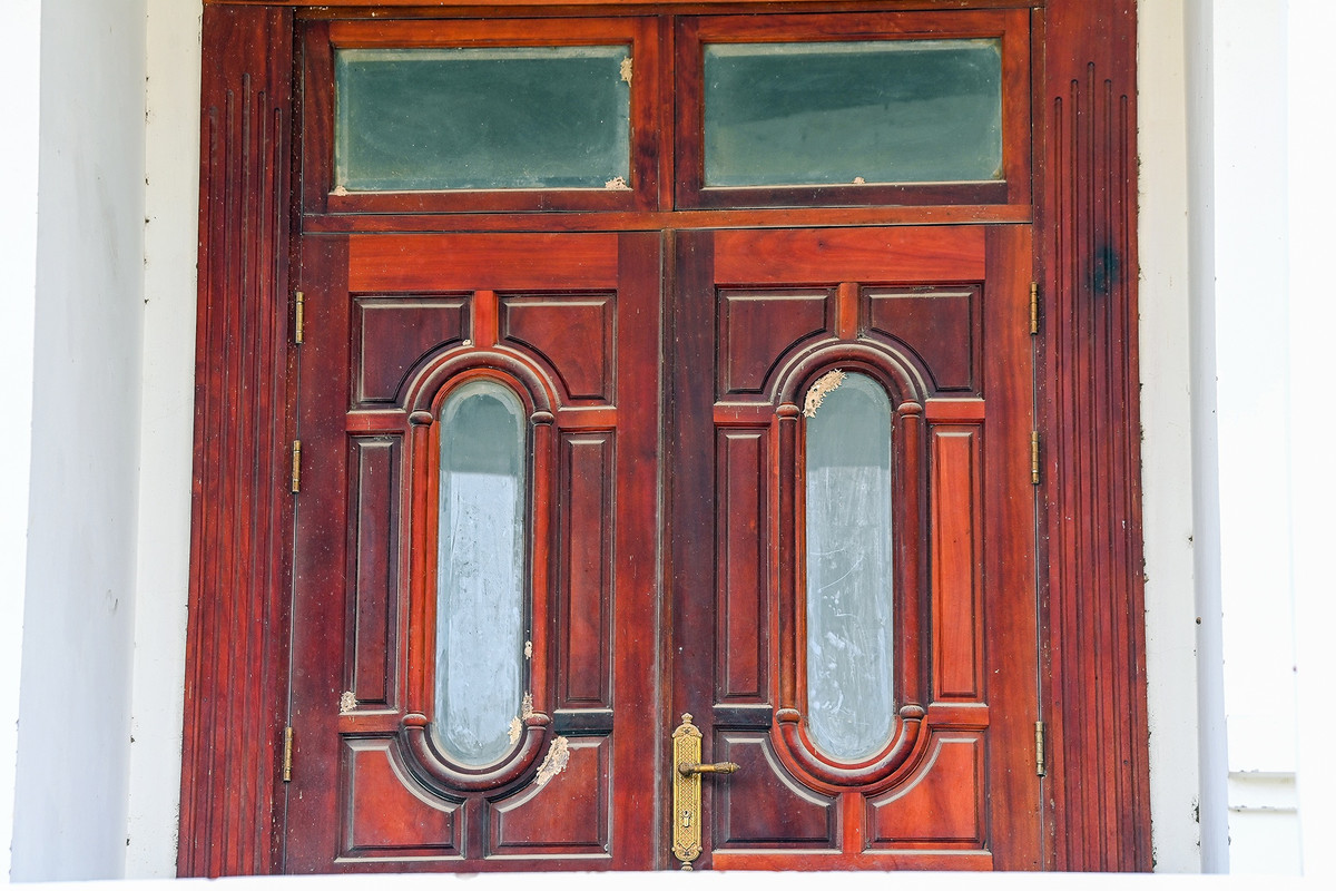 Cửa đóng then cài 24/24h, mạng nhện giăng khắp nơi.