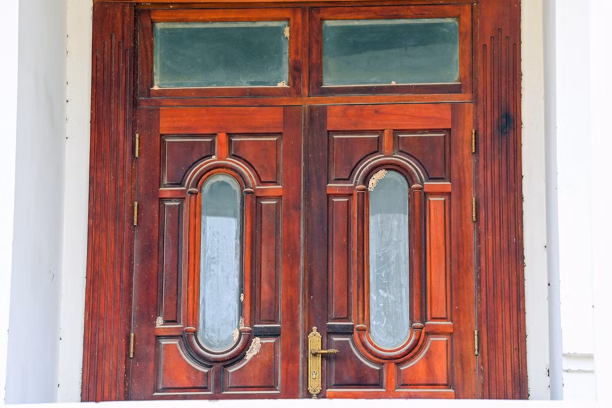 Cửa đóng then cài 24/24h, mạng nhện giăng khắp nơi.