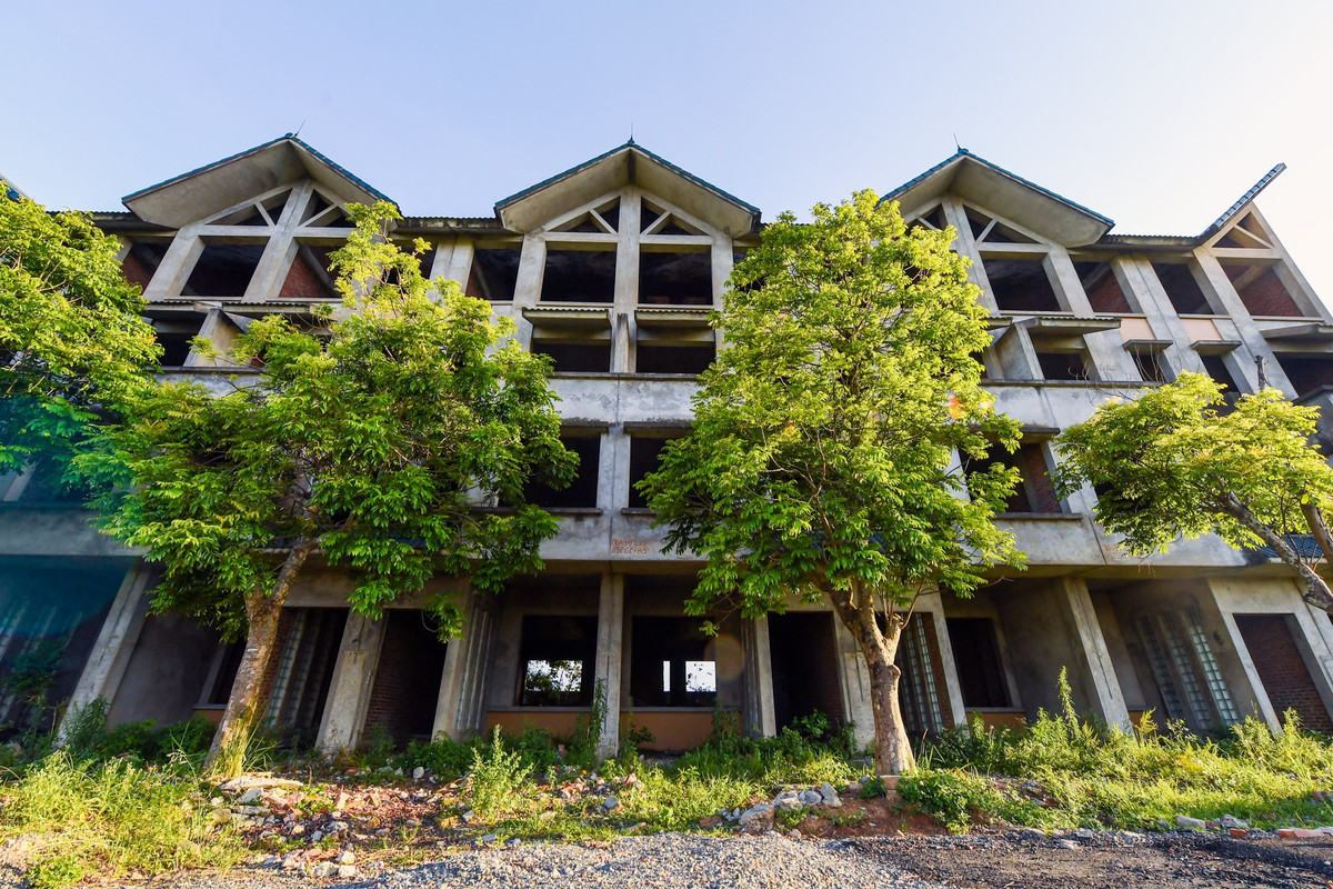 Trong số hơn chục dãy biệt thự liền kề của dự án, chỉ lác đài vài căn được hoàn thiện. Nhiều căn bắt đầu xuống cấp, cỏ mọc phủ kín lối ra vào.