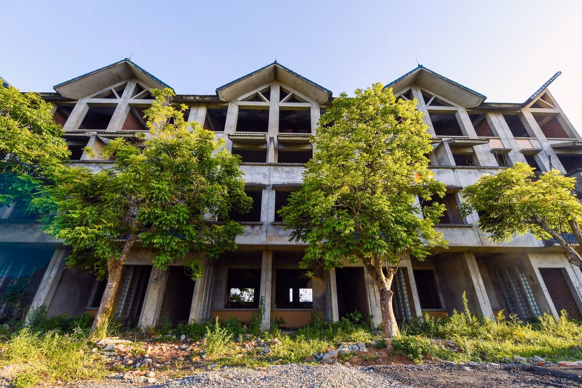 Trong số hơn chục dãy biệt thự liền kề của dự án, chỉ lác đài vài căn được hoàn thiện. Nhiều căn bắt đầu xuống cấp, cỏ mọc phủ kín lối ra vào.