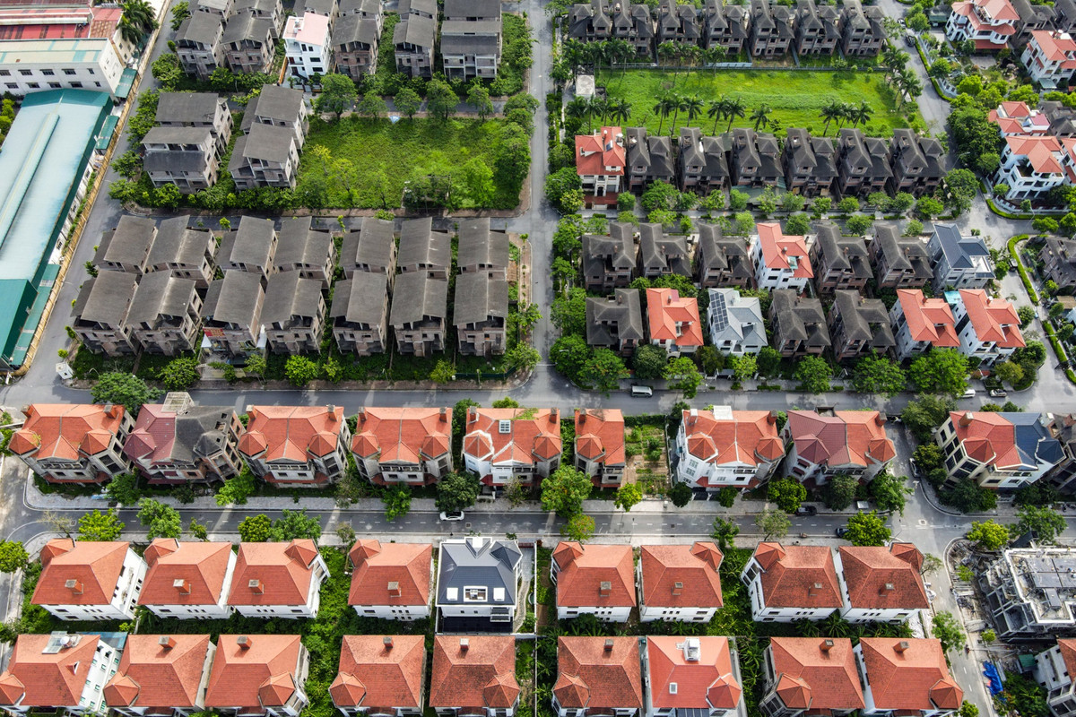 Tuy nhiên, dù đã được xây dựng và hoàn thiện từ lâu, Thiên đường Bảo Sơn vẫn còn rất nhiều căn biệt thự chưa có người ở. Nhìn từ trên cao, số lượng nhà đã hoàn thiện chỉ lác đác.