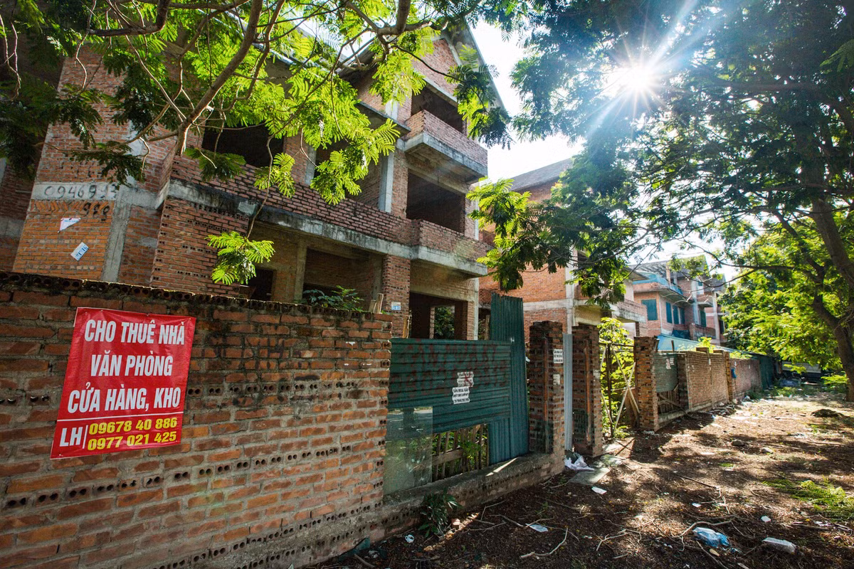 Khu biệt thự tiền tỷ mới được xây thô tại khu đô thị Cầu Bươu (huyện Thanh Trì, Hà Nội) do Công ty cổ phần Kinh doanh phát triển nhà và đô thị Hà Nội (HANHUD) làm chủ đầu tư cũng bị bỏ hoang nhiều năm nay.