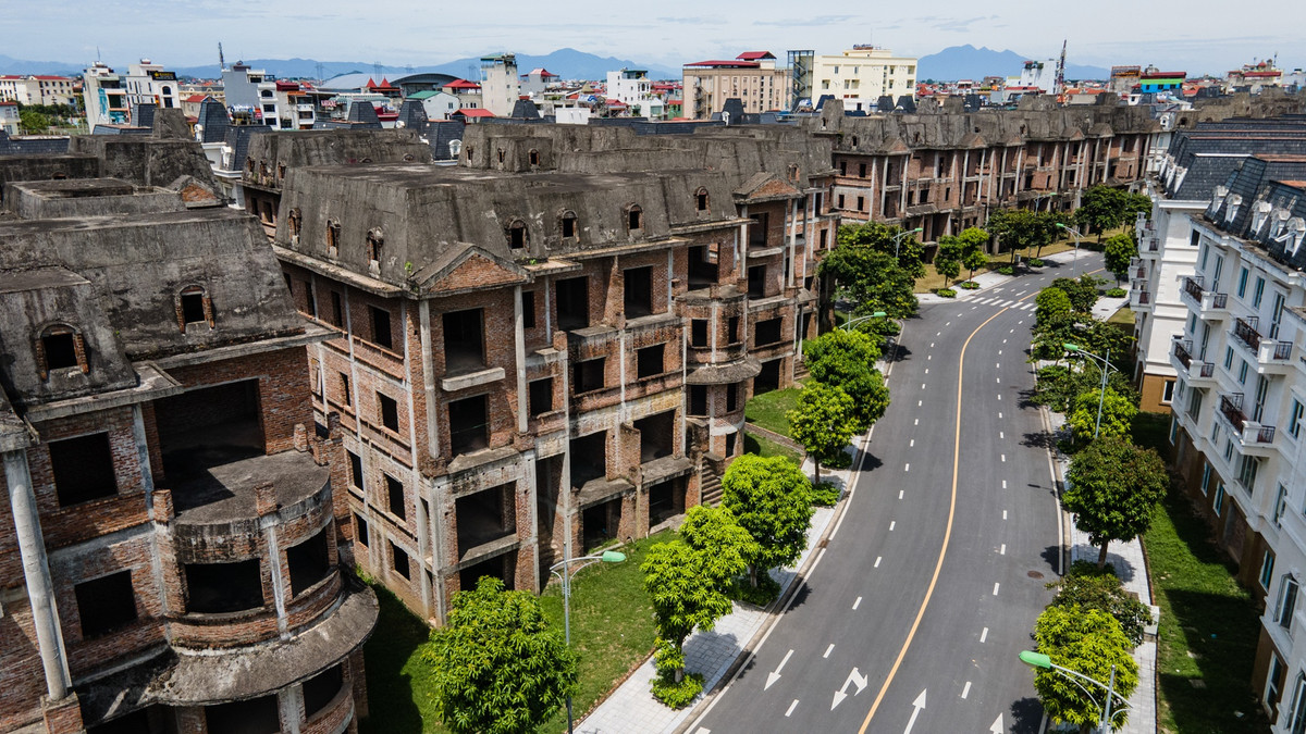 Ngoài những ngôi biệt thự đã hoàn thiện mang kiến trúc sang trọng, còn nhiều căn mới chỉ xây xong phần thô rồi bỏ hoang nhiều năm. Phía bên ngoài, tường gạch đã bị xuống cấp theo thời gian, phủ đầy rêu mốc.