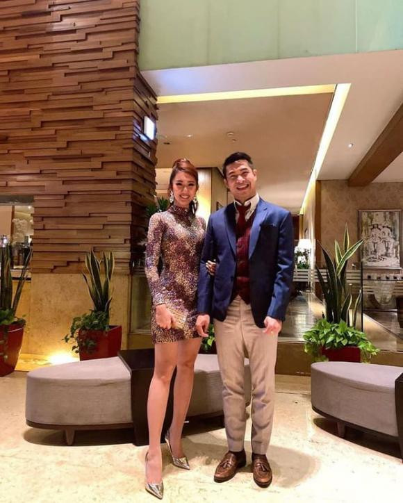 Thuy Ngan va Truong The Vinh duoc cac fan lan cu dan mang 