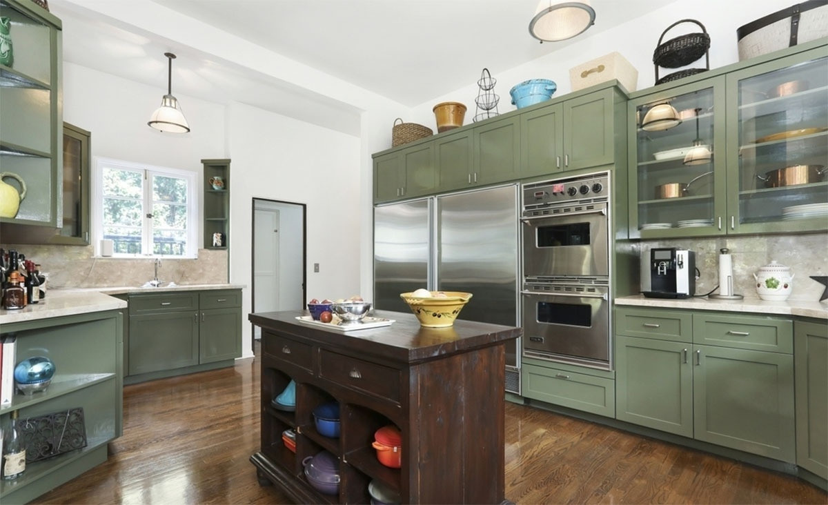 Nhà bếp rộng lớn được trang bị các công cụ nấu nướng cao cấp. Điểm nhấn tại đây là bộ tủ bếp màu xanh ô liu.