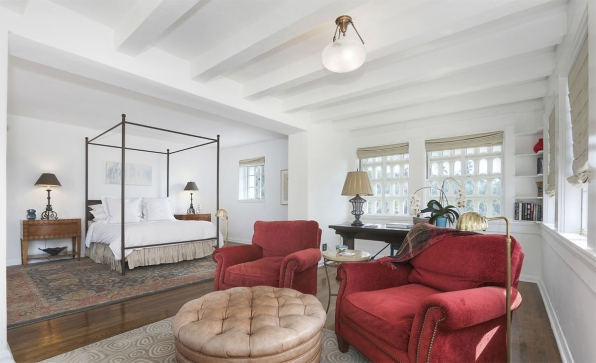 Phòng ngủ chính trang nhã, tràn ngập ánh sáng tự nhiên, nằm ở tầng 2, được trang bị với nhiều nội thất cầu kỳ, tinh xảo. Căn phòng này được tích hợp với một phòng chứa quần áo và một khu vực tiếp khách.