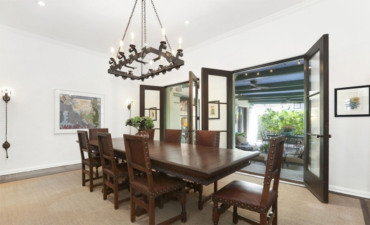 Phòng ăn trang trọng, thoáng đãng, được bài trí tinh tế. Những cánh cửa kiểu Pháp mở ra không gian sân vườn.