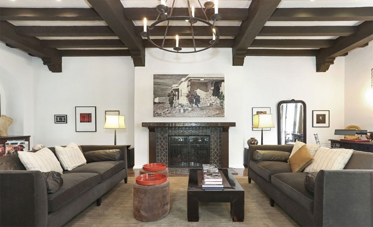 Phòng khách sang trọng, ấm áp, nổi bật với một chiếc lò sưởi mang phong cách cổ điển.