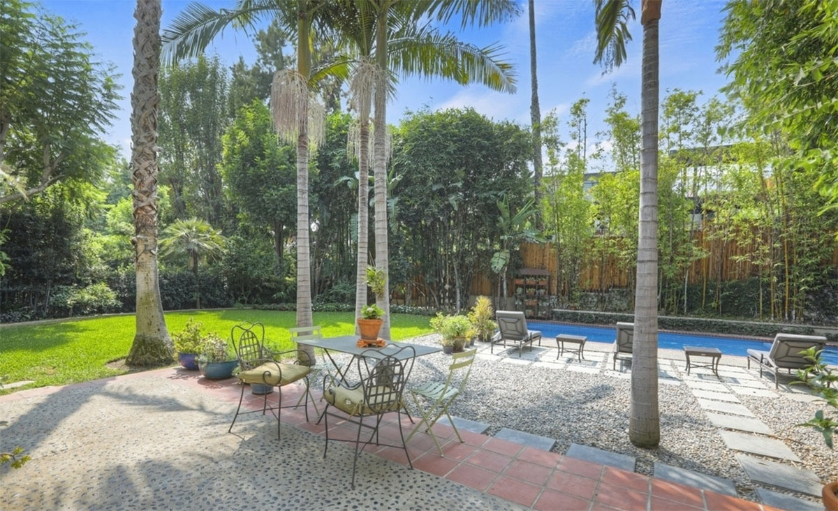 Hồ bơi ngoài trời được bao quanh bởi hàng cây cao lớn để đảm bảo tính riêng tư cho gia chủ. Bất động sản này còn có một số tiện ích khác như nhà khách, phòng tập thể dục, và studio nghệ thuật.