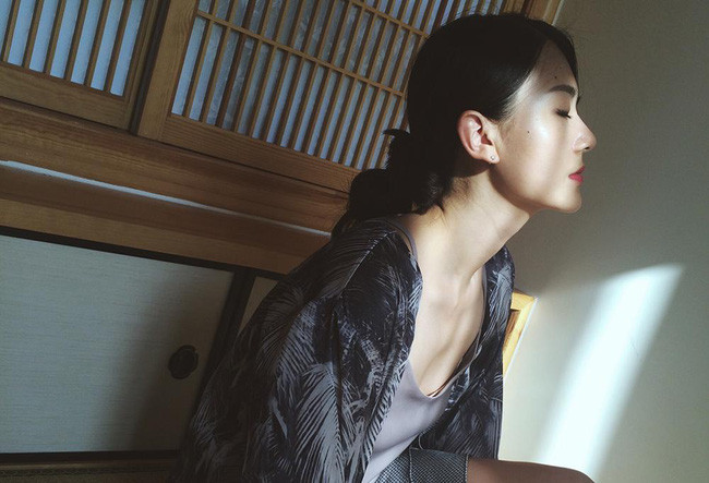 Toi rung roi khi thay chiec phong bi tren ban lam viec cua chong