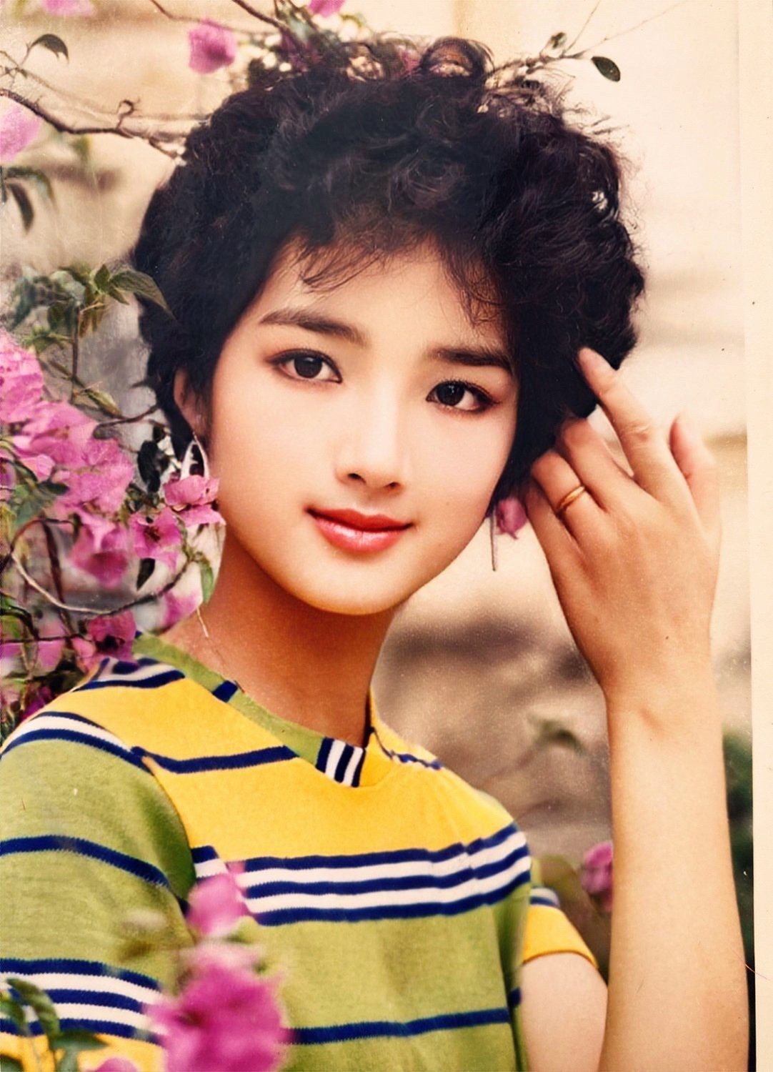 Qua hình ảnh lưu giữ lại đủ cho thấy nhan sắc và style của Hoa hậu thời con gái đủ khiến người đối diện khó thể rời mắt.