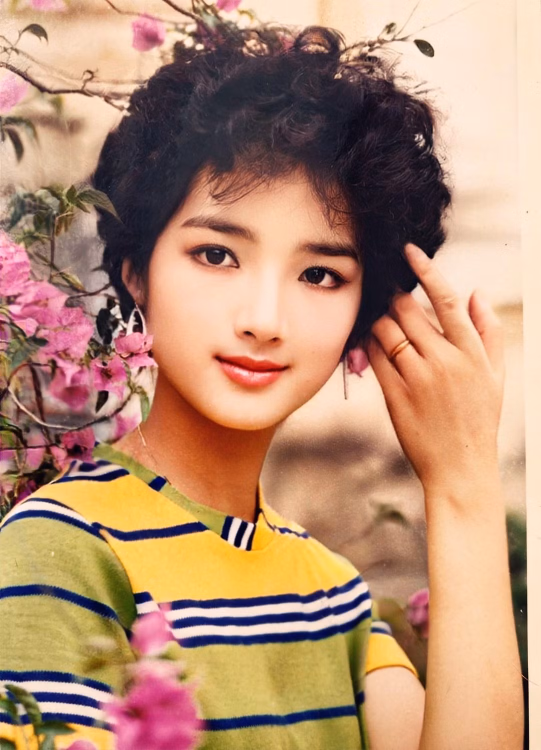 Qua hình ảnh lưu giữ lại đủ cho thấy nhan sắc và style của Hoa hậu thời con gái đủ khiến người đối diện khó thể rời mắt.