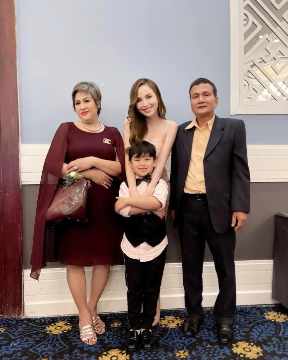 Con trai Diễm Hương gây sốt với vóc dáng cao lớn, phổng phao - Hình 2 Con trai Diem Huong gay sot voi voc dang cao lon, phong phao-Hinh-2