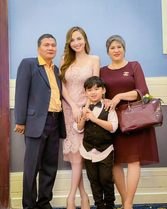 Con trai Diễm Hương gây sốt với vóc dáng cao lớn, phổng phao Con trai Diem Huong gay sot voi voc dang cao lon, phong phao