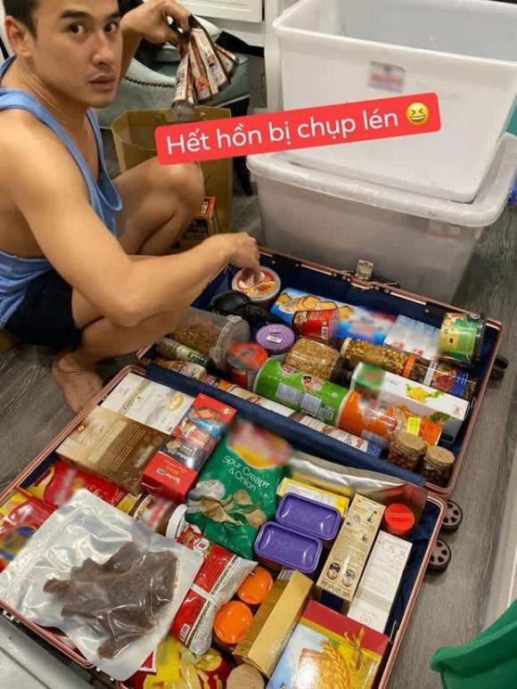 Luong The Thanh thay Thuy Diem di lam lien chuan bi nguyen vali thuc an