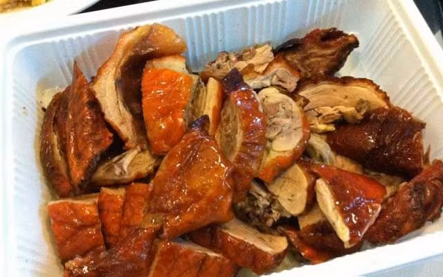 Vo bau 3 thang met moi, chong bat di cho mua do nhau xem bong da-Hinh-2