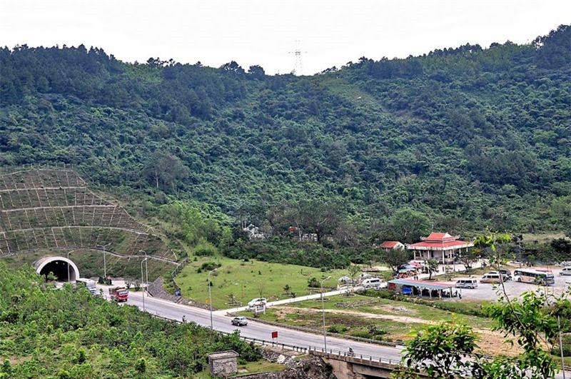 So với đèo Hải Vân, đèo Ngang thua kém về mức độ hiểm trở, nhưng hơn hẳn về vẻ thơ mộng. Chính vì vậy, trong chuyến hành trình của nhiều người, đèo Ngang vẫn là địa chỉ khó quên. Ảnh: Che Trung Hieu.