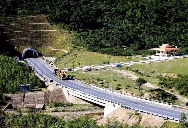 Đèo Ngang nằm trên quốc lộ 1A, trên dãy Hoành Sơn, đoạn dãy Trường Sơn chạy ngang ra biển Đông. Ảnh: Uyendt_ttx.