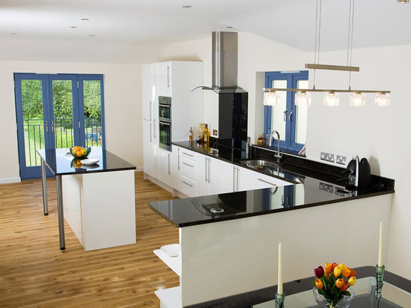 Căn bếp nổi bật nhờ sự tương phản giữa hai màu chủ đạo đen – trắng và nét nhấn nhá từ những ô cửa màu xanh lam. Không gian tinh tươm, sáng loáng, mang đến những bữa ăn ngon miệng