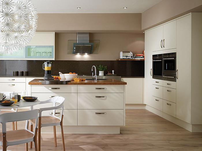 Mẫu nhà bếp hiện đại này dường như “sinh ra cho nhà rộng”. Với kết cấu sang trọng, đường nét rõ ràng, gam trắng sáng sủa, căn bếp tạo ra cảm hứng nấu nướng