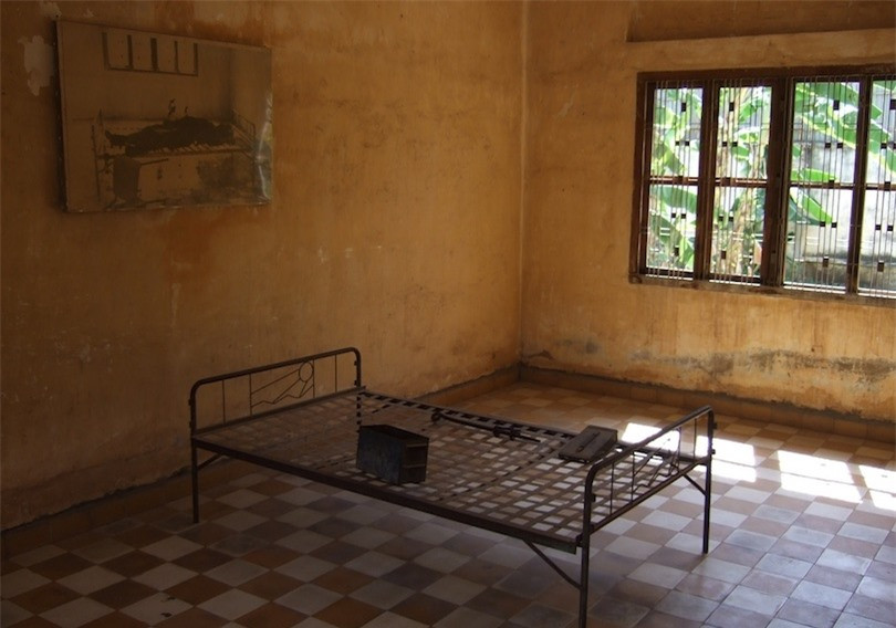 9. Bảo tàng diệt chủng Tuol Sleng: Từ một trường trung học, chế độ Khmer Đỏ đã chuyển Tuol Sleng thành tù giam vào năm 1975. Tuol Sleng có lẽ là một trong những nhà tù kinh hoàng nhất thế giới. Các tù nhân thường xuyên bị tra tấn để ép buộc thú nhận bất cứ tội ác nào mà họ đã bị buộc tội. Một khi họ thú nhận, họ sẽ bị xử tử. Trong số hơn 17.000 người bị giam giữ ở Tuol Sleng trong 4 năm nhà tù hoạt động, chỉ có một vài người sống sót. Sau khi quân đội Việt Nam phát hiện ra nhà tù năm 1979, Tuol Sleng được chuyển thành bảo tàng lịch sử ghi nhớ các hành động của chế độ Khmer Đỏ ở Campuchia.
