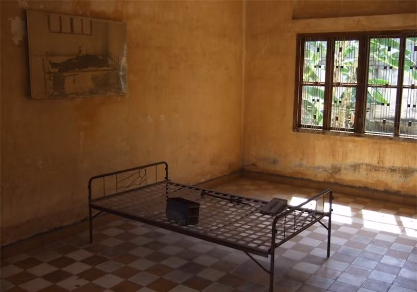 9. Bảo tàng diệt chủng Tuol Sleng: Từ một trường trung học, chế độ Khmer Đỏ đã chuyển Tuol Sleng thành tù giam vào năm 1975. Tuol Sleng có lẽ là một trong những nhà tù kinh hoàng nhất thế giới. Các tù nhân thường xuyên bị tra tấn để ép buộc thú nhận bất cứ tội ác nào mà họ đã bị buộc tội. Một khi họ thú nhận, họ sẽ bị xử tử. Trong số hơn 17.000 người bị giam giữ ở Tuol Sleng trong 4 năm nhà tù hoạt động, chỉ có một vài người sống sót. Sau khi quân đội Việt Nam phát hiện ra nhà tù năm 1979, Tuol Sleng được chuyển thành bảo tàng lịch sử ghi nhớ các hành động của chế độ Khmer Đỏ ở Campuchia.