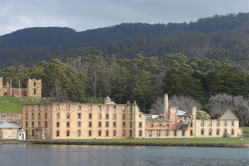 8. Cảng Arthur: Cảng Arthur là thuộc địa bị kết án cũ ở Tasmania, Úc. Từ năm 1833, cho đến những năm 1850, đây là nơi giam cầm những tên tội phạm người Anh và Ailen bị kết án cứng đầu và nhiều tù nhân nổi loạn từ các nhà tù khác. Ngày nay, người ta vẫn thấy nhiều tàn tích ở cảng: nhà tù, bệnh viện, nhà thương điên và nhà thờ được những người bị kết án xây dựng. Năm 1996, cảng Arthur xảy ra vụ thảm sát súng kinh hoàng nhất nước Úc khi một kẻ nổ súng vào du khách, khiến 35 người thiệt mạng.