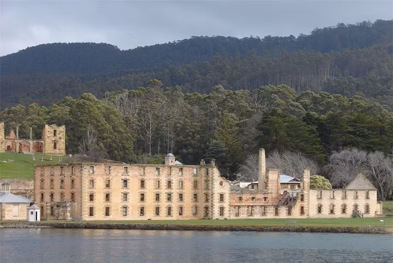 8. Cảng Arthur: Cảng Arthur là thuộc địa bị kết án cũ ở Tasmania, Úc. Từ năm 1833, cho đến những năm 1850, đây là nơi giam cầm những tên tội phạm người Anh và Ailen bị kết án cứng đầu và nhiều tù nhân nổi loạn từ các nhà tù khác. Ngày nay, người ta vẫn thấy nhiều tàn tích ở cảng: nhà tù, bệnh viện, nhà thương điên và nhà thờ được những người bị kết án xây dựng. Năm 1996, cảng Arthur xảy ra vụ thảm sát súng kinh hoàng nhất nước Úc khi một kẻ nổ súng vào du khách, khiến 35 người thiệt mạng.