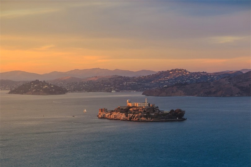 1. Alcatraz: Alcatraz, có lẽ là nhà tù nổi tiếng nhất ở Hoa Kỳ, là nhà tù đặc quyền tối thiểu an ninh tối đa đầu tiên của đất nước. Nhà tù giam giữ một số tội phạm khét tiếng nhất thời bấy giờ gồm Al Capone và Machine Gun Kelly. Nằm trên hòn đảo toàn đá, xung quanh là nước Vịnh San Francisco đóng băng, Alcatraz là nhà thù không thể trốn thoát được. Trong số 36 người đã cố gắng trốn thoát, 23 người bị bắt, 6 người bị bắn chết và 2 người chết đuối. 5 người còn lại mất tích, người ta cho rằng họ bị chết đuối. Ngày nay, hòn đảo là một trong những điểm thu hút khách du lịch phổ biến nhất ở San Francisco.