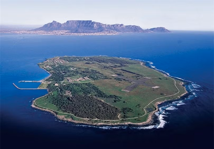 6. Đảo Robben: Nằm ngay ngoài khơi bờ biển Cape Town, Nam Phi, đảo Robben là nơi phục vụ nhiều chức năng trong nhiều năm, đảo có một nơi dành cho những người bị bệnh phong. Tuy nhiên, nó được biết đến nhiều nhất với vai trò là nhà tù dưới chế độ phân biệt chủng tộc. Những nhân vật nổi tiếng như Nelson Mandela và Kgalema Motlanthe chỉ là một trong số nhiều tù nhân chính trị bị giam giữ ở đó. Ngày nay, đảo Robben là điểm du lịch nổi tiếng. Hòn đảo là khu vực sinh sản lớn của loài chim cánh cụt châu Phi.
