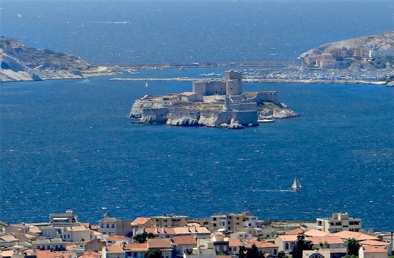 4. Château d'If: Château d'If ở Pháp nổi tiếng vì được lấy làm bối cảnh trong cuốn sách “The Count of Monte Cristo”, của nhà văn Alexander Dumas. Từ năm 1634 đến cuối thế kỷ 19, lâu đài được dùng để giam giữ tù nhân tôn giáo và chính trị. Theo phong tục thời đó, những tù nhân giàu có, đẳng cấp được đối xử tốt hơn. Tuy nhiên, họ phải trả tiền để nhận đặc quyền. Lâu đài đã được phi quân sự hóa và mở cửa cho công chúng vào năm 1890, hiện là một trong những nhà tù nổi tiếng nhất thế giới.