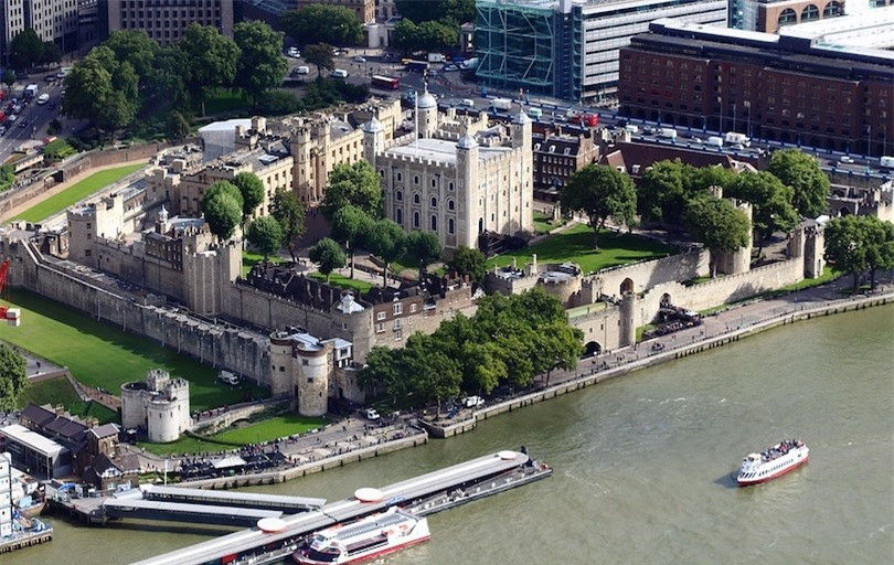 2. Tháp Luân Đôn: Hiện là một trong những điểm thu hút khách du lịch hàng đầu ở Anh,tháp Luân Đôn đã từng là nhà tù từ năm 1100 đến giữa thế kỷ XX. Nhiều tù nhân nổi tiếng gồm Ngài Thomas More, Vua Henry VI, Anne Boleyn và Catherine Howard (vợ của Vua Henry VIII) và Rudolph Hess. Tháp Luân Đôn nổi tiếng là tòa nhà bị ma ám nhất ở Anh.