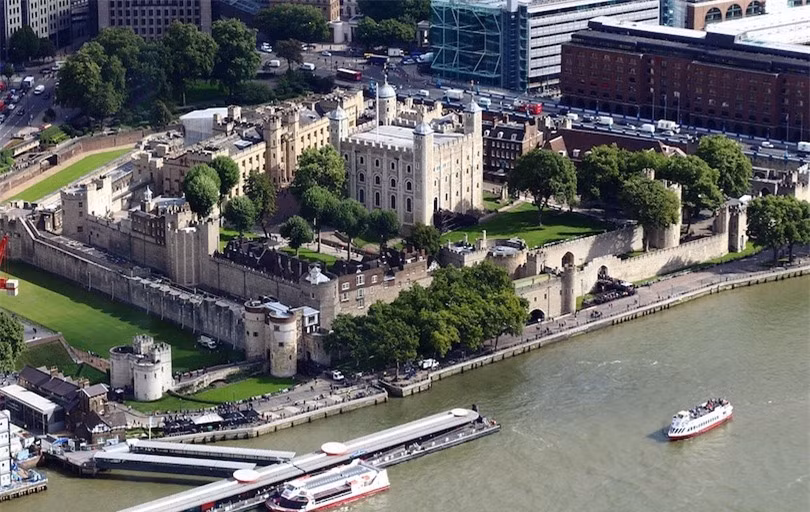 2. Tháp Luân Đôn: Hiện là một trong những điểm thu hút khách du lịch hàng đầu ở Anh,tháp Luân Đôn đã từng là nhà tù từ năm 1100 đến giữa thế kỷ XX. Nhiều tù nhân nổi tiếng gồm Ngài Thomas More, Vua Henry VI, Anne Boleyn và Catherine Howard (vợ của Vua Henry VIII) và Rudolph Hess. Tháp Luân Đôn nổi tiếng là tòa nhà bị ma ám nhất ở Anh.
