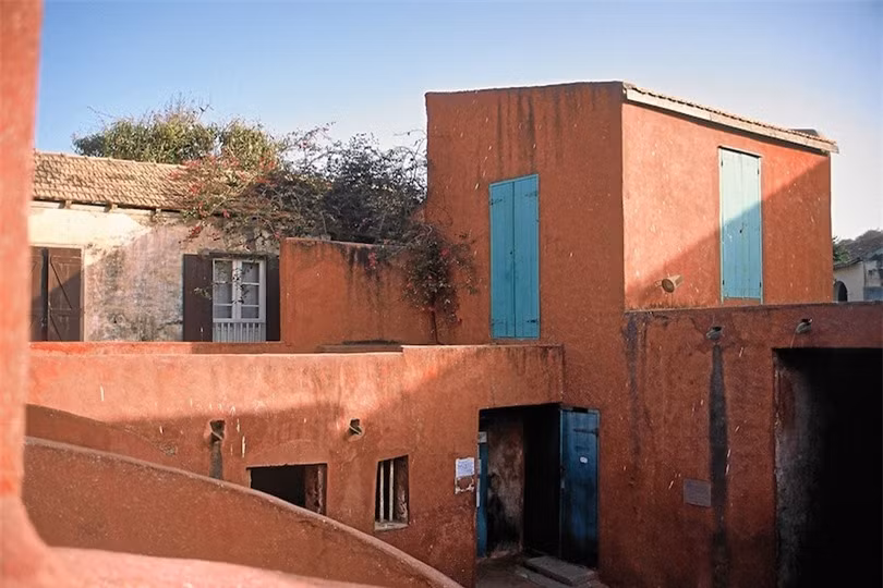 5. Đảo Goree: Hàng ngàn nô lệ được đưa đến đảo Goree ở Sénégal trước khi Pháp bãi bỏ buôn bán nô lệ vào năm 1848. Maison des Esclaves, còn được gọi là Nhà nô lệ, chỉ là một trong những nơi trên đảo giam giữ nô lệ trước khi họ bị đưa lên tàu. Hiện nay, tòa nhà phục vụ như điểm hành hương cho nhiều người Mỹ gốc Phi truy tìm nguồn gốc của mình.