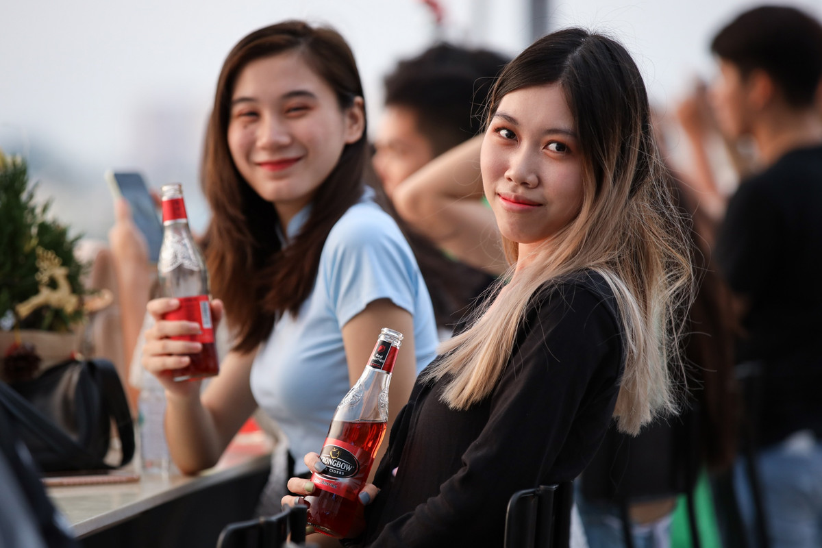 Trà My cùng bạn vô tình biết đến quán qua mạng xã hội. Cả 2 hài lòng vì thực tế giống trong bài đăng. Cô bạn đánh giá cao sự tiện lợi của quán khi khách hàng có thể quét mã QR code trong tấm thẻ bàn để gọi món, không cần đợi nhân viên tới tận nơi.