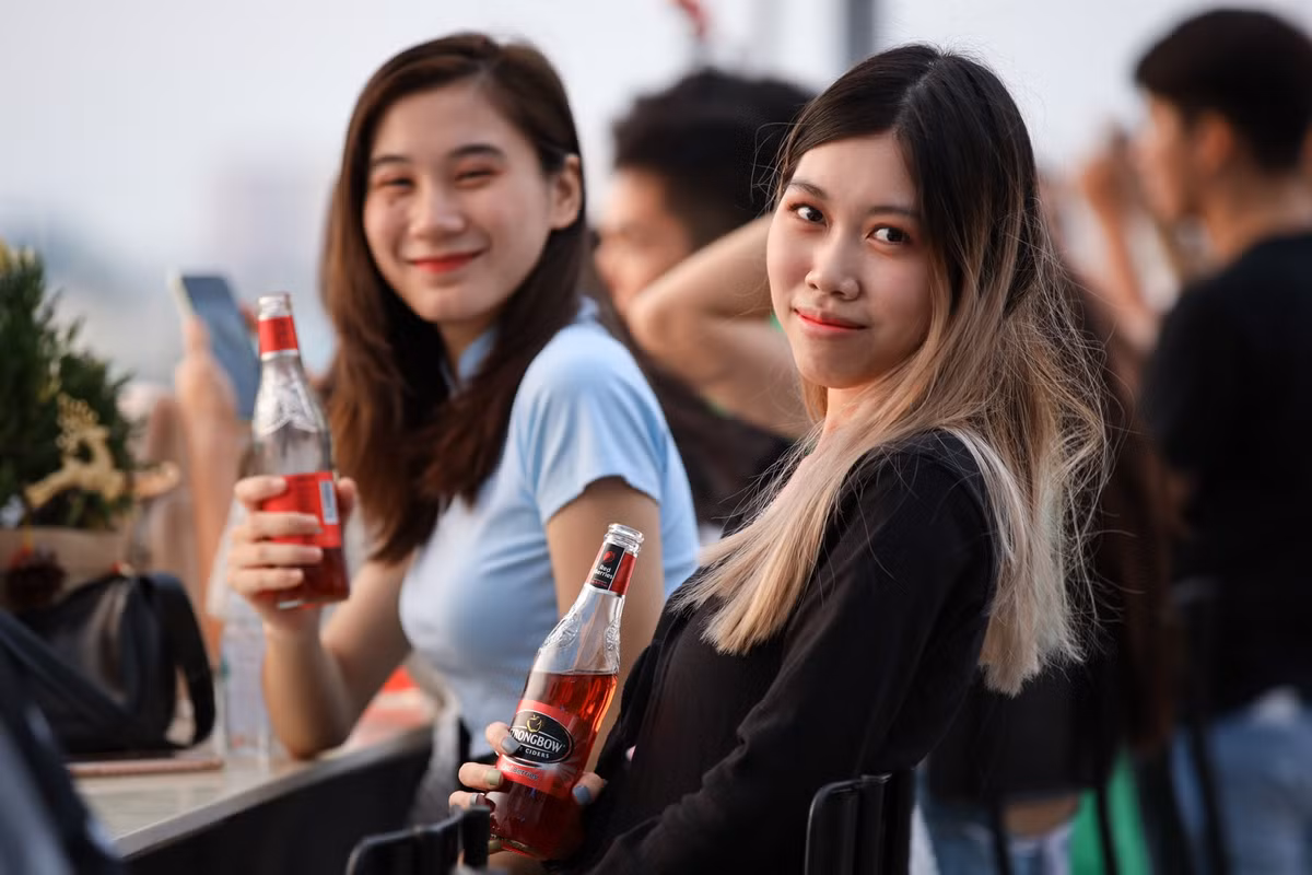 Trà My cùng bạn vô tình biết đến quán qua mạng xã hội. Cả 2 hài lòng vì thực tế giống trong bài đăng. Cô bạn đánh giá cao sự tiện lợi của quán khi khách hàng có thể quét mã QR code trong tấm thẻ bàn để gọi món, không cần đợi nhân viên tới tận nơi.