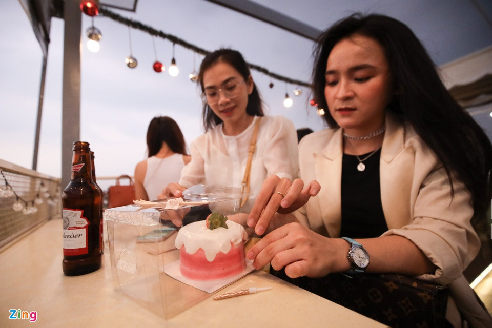 br/> "Đón sinh nhật cùng bạn thân ở sân thượng, nơi nhìn thấy hàng chục chiếc máy bay cất cánh, mình thấy rất ý nghĩa. Tuổi mới của mình sẽ đầy năng lượng", Thuý Phi (quận Bình Thạnh) nói.